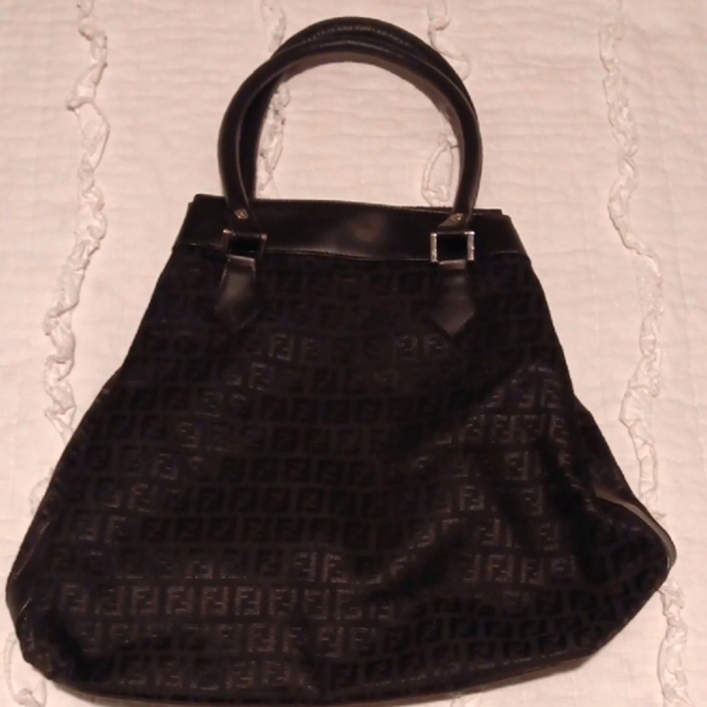Fendi Black Tote Bag with Elegant Design